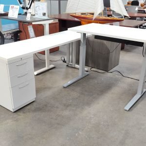 HERMAN MILLER 29" x 46" Sit To Stand Desk